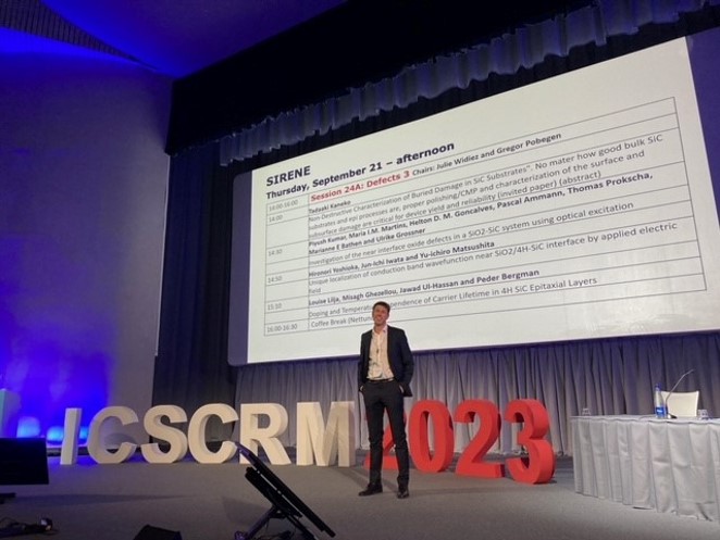 Gregor Pobegen auf der Bühne der Konferenz ICSCRM 2023